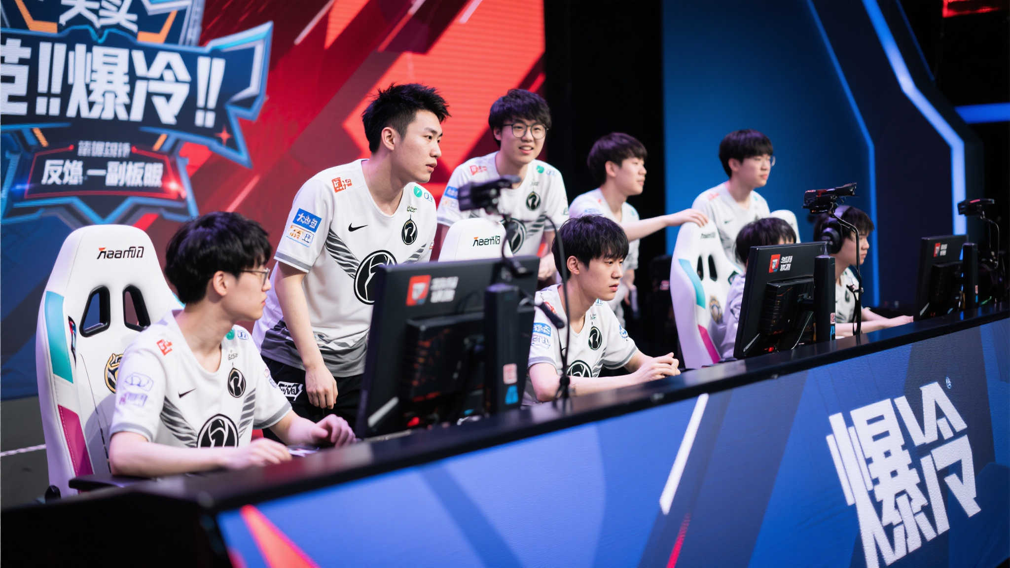 求中场球员 求中场球员